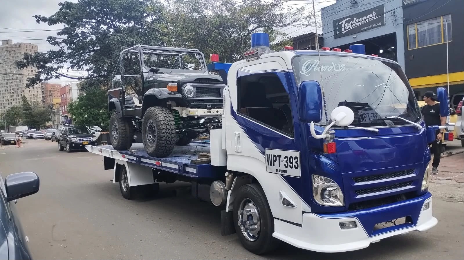 Servicio real de grúa transportando un vehículo todoterreno